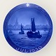 Royal 
Copenhagen, 
Juleplatte, 
Fiskerbåde på 
vej mod havn, 
18cm i 
diameter, 
Design 
Christian ...