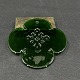 Diameter 10 cm.
Flot solfanger 
i grønt glas 
med indpresset 
motiv og 
indeklemte ...
