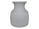 Hvid Bing & Grøndahl vase.Af fabriksmærket ses det, at denne er produceret mellem 1970 og ...