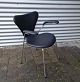 Stol i læder 
med metalben. 7 
stol nypolstret 
med sort læder.
Designer Arne 
Jakobsen ...