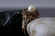 Denne guldring er så elegant og eksklusiv, at den i sig selv er et lille mesterværk. Ringen er ...