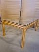Bambus sofabord 
med glasplade, 
fra 1990erne.
Det har små 
brugsspor.
Højde 51cm 
Bredde 71cm ...