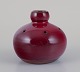 Gerard Hofmann (1917-1965), fransk keramiker, eget værksted. Vase med huller. Okseblodsglasur. ...