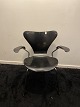 Arne Jacobsens klassiske 7´er stol med armlæn. Sortlakeret og fremstår i pæn original ...