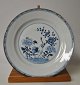 Kinesisk blåmalet tallerken, ca. 1780. Dekoreret med blomster og traner. Dia.: 22,7 cm. NB: ...