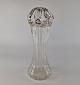 Brudekrone vase 
i optisk 
stribet glas 
med krone 
øverst
På grund af 
formen blev 
vasen ofte ...