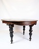 Spisebord af mahogni med runde ben med udskæringer fra omkring år 1880'erne. Mål i cm: H:72 ...