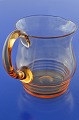 Holmegaard glasværk. Smuk ravfarvet kande / vandkande, højde ved hank 14,8 cm. Rummål 90.0 cl.  ...