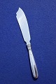 Karina 
sølvbestik i 
tretårnet sølv 
eller sølv 
830S.
Lagkagekniv i 
pæn, brugt 
stand
L ...