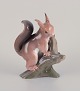 Bing & Grøndahl. Sjælden porcelænsfigur af egern på træstub.Ca. 1920’erne.Model ...