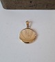 Medaljon i 14 kt guldStemplet: 585 - Jo.KDiameter 18 mm.