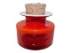 Holmegaard Palet rød krydderikrukke med teksten "Allehånde".Designet af Michael Bang i ...