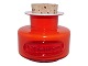 Holmegaard Palet rød krydderikrukke med teksten "Vitaminer".Designet af Michael Bang i ...