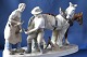 Stor og flot 
porcelænsfigur, 
med stort og 
detaljerigt 
motiv af heste 
der får sko på. 
Et smukt ...