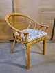 Bambusstol fra 
1990erne.
Den har 
brugsspor og 
defekt. (se 
foto)
Ryghøjde 82cm 
Sædehøjde 45cm