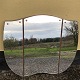 Trefløjet spejl på træplade. Enkelte småpletter i glasset ellers pæn stand. Mål: 76x64 cm