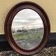 Ældre spejl i mahognifineret ramme. Kraftig patinering på spejlglasset. 59x48 cm