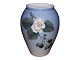 Lille Royal Copenhagen vase med brombær.Bemærk at dette emne kun er på vores fjernlager. ...