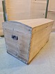 Kiste i massivt fyrretræ, fra 1920erne.Den har brugsspor og låsen er defekt.Højde 47cm ...