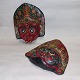 Par dekorative bemalede masker I keramik. Begge fremstår I god stand uden skader eller ...