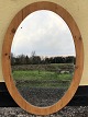 Ovalt spejl i 
fyrretræsramme, 
Mål: 88x62 cm