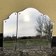 Trefløjet spejl 
monteret på 
sorte 
træplader. Lidt 
patinering i 
glasset. Mål: 
74x63 cm
