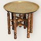 Orientalsk Bakkebord/  rygebord med messingplade og sammenklappelig stel. Pæn brugt stand, ...