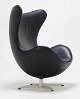 Arne Jacobsen 1902 – 1971. ‘Ægget’. Hvilestol, polstret med sort læder, drejelig 
midtersøjle med firpasfod af aluminium.