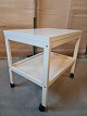 Rullebord i 
hvid laminat, 
fra 
1980-1990erne.
Det har 
brugsspor.
Højde 65cm 
Bredde 50cm 
Længde ...