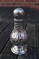 Sukkerstrø eller strøbøsse i 830 sølv, flot ornamenteret med bladranker, i rigtig pæn ...