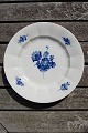 Blå Blomst kantet Royal Copenhagen porcelæn spisestel. Kongelig porcelæn.Frokosttallerken nr. ...