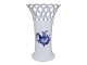 Høj og ret 
sjælden Royal 
Copenhagen Blå 
Blomst Flettet 
vase med 
gennembrudt 
kant.
Af ...