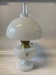 Petroliums-
lampe 
Holmegaard
Højde 37 cm 
med 
brændeglasset 
Pæn og 
velholdt stand