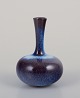 Gunnar Nylund 
(1904-1997) for 
Rörstrand, 
Sverige.
Miniaturevase 
med slank hals. 
Glasur i ...