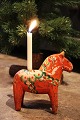 Dekorativ , 
gammel svensk 
Dalarhest 
julestage med 
plads til et 
lille 
julestearinlys 
på ryggen og 
...