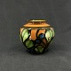 Højde 11,5 cm.
Fin rund vase 
fra 1930'erne 
fra Kähler.
Vasen er 
dekoreret med 
grønne blade 
...