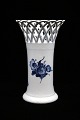 Royal 
Copenhagen Blå 
Blomst Flettet 
vase med 
gennembrudt 
mønster i 
toppen. Højde: 
25,5cm. Dia.: 
...