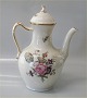 Royal 
Copenhagen 
Frijsenborg 
1794-910 
Kaffekande 26 
cm 110 cl 
Blomstermotiver 
på svejfet stel 
...