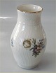 2 stk på lager
Royal 
Copenhagen 
Frijsenborg 
1803-910 Vase 
14 cm 
Blomstermotiver 
på svejfet stel 
...