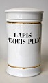 Apotekerkrukke 
i porcelain. 
19. årh. Hvidt 
porcelain med 
to forgyldte 
kanter. Sort 
tekst "LAPIS 
...