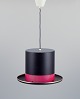 Hans Agne 
Jacobsson. 
Loftslampe i 
form af top hat 
i sort metal 
med rødt 
hattebånd og 
...