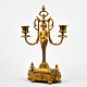 Fransk 
lysestage i 
forgyldt 
bronze, 19. 
årh. Med to 
lysarme. 
Dekoreret med 
putto. Højde.: 
29,5 ...