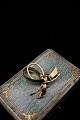 Old gold brooch in 14 carat gold. 
weight 5.7 grams. 3.5x4cm.