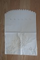 Gammel Vaskepose, smukt håndbroderet
Vaskeposen er en smuk og praktisk måde at 
opbevare vasketøjet 
58cm x 41cm
I flot stand