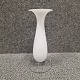 Vase af 
mundblæst hvidt 
glas med fod af 
klart glas
Model No Name
Design Michael 
...