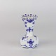 Vase i porcelæn 
fra stellet 
Musselmalet 
Helblonde no 
1/1161
Producent 
Royal ...