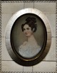 Fransk 
miniature 
maleri af ung 
kvinde, 19. 
årh. Signeret: 
Moulon. Oval. 
Malt på ben. I 
ramme af ...