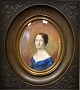 Fransk 
miniature 
maleri af 
kvinde, 19. 
årh. Usigneret. 
Oval. Malt på 
ben. I en 
fransk ramme af 
...