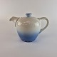 Kande med låg af hotelporcelæn fra stellet Blå tone. No 831Producent Bing & GrøndahlBlå ...