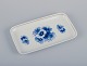 Meissen, 
Tyskland. 
Aflangt fad i 
porcelæn 
hånddekoreret 
med blå 
blomstermotiver, 
guldkant.
Midt ...